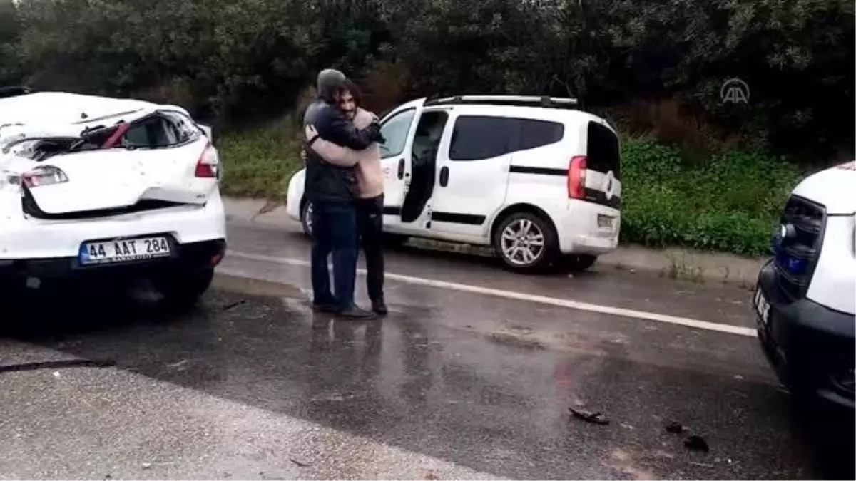 Devrilen otomobildeki 3 kişi yaralandı