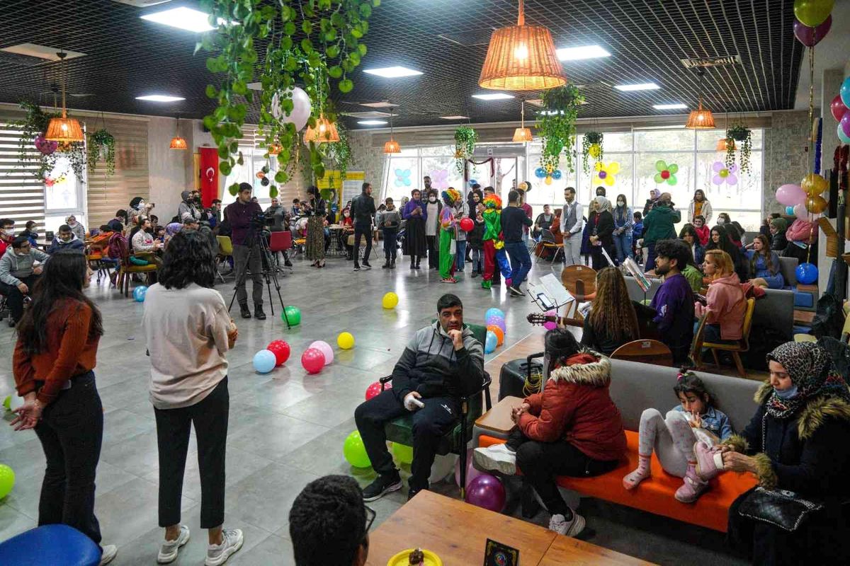 Diyarbakır\'da üniversite öğrencileri engellileri yalnız bırakmadı