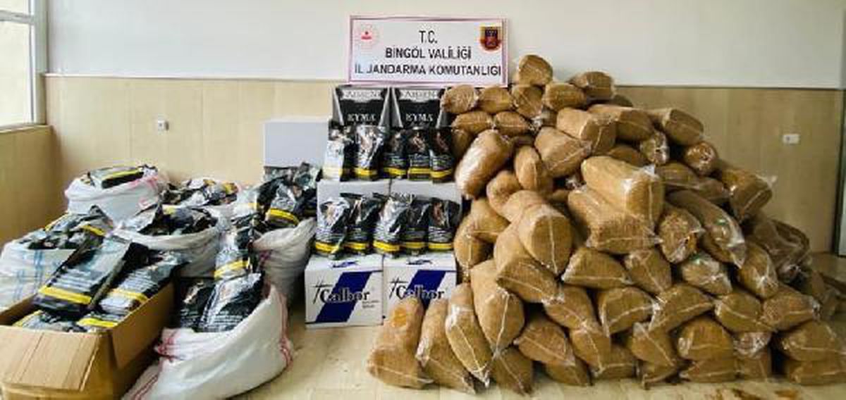 Durdurulan araçta 1 ton 115 kilo tütün, 1 milyon 100 bin makaron ele geçiti