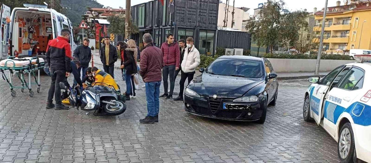 Ehliyetsiz sürücü motosiklete çarptı: 1 yaralı