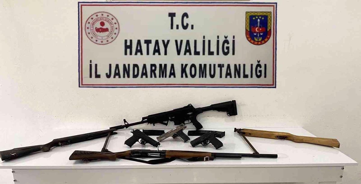 Hatay'da evlerinde 11 ruhsatsız silah bulunan iki zanlıya gözaltı
