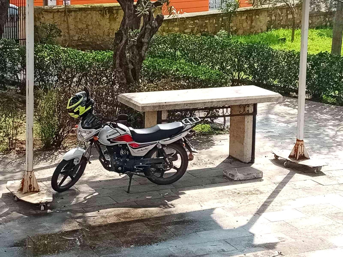 Motosikletinin çalınmasından bıkan adam, çareyi musalla taşına park etmekte buldu!