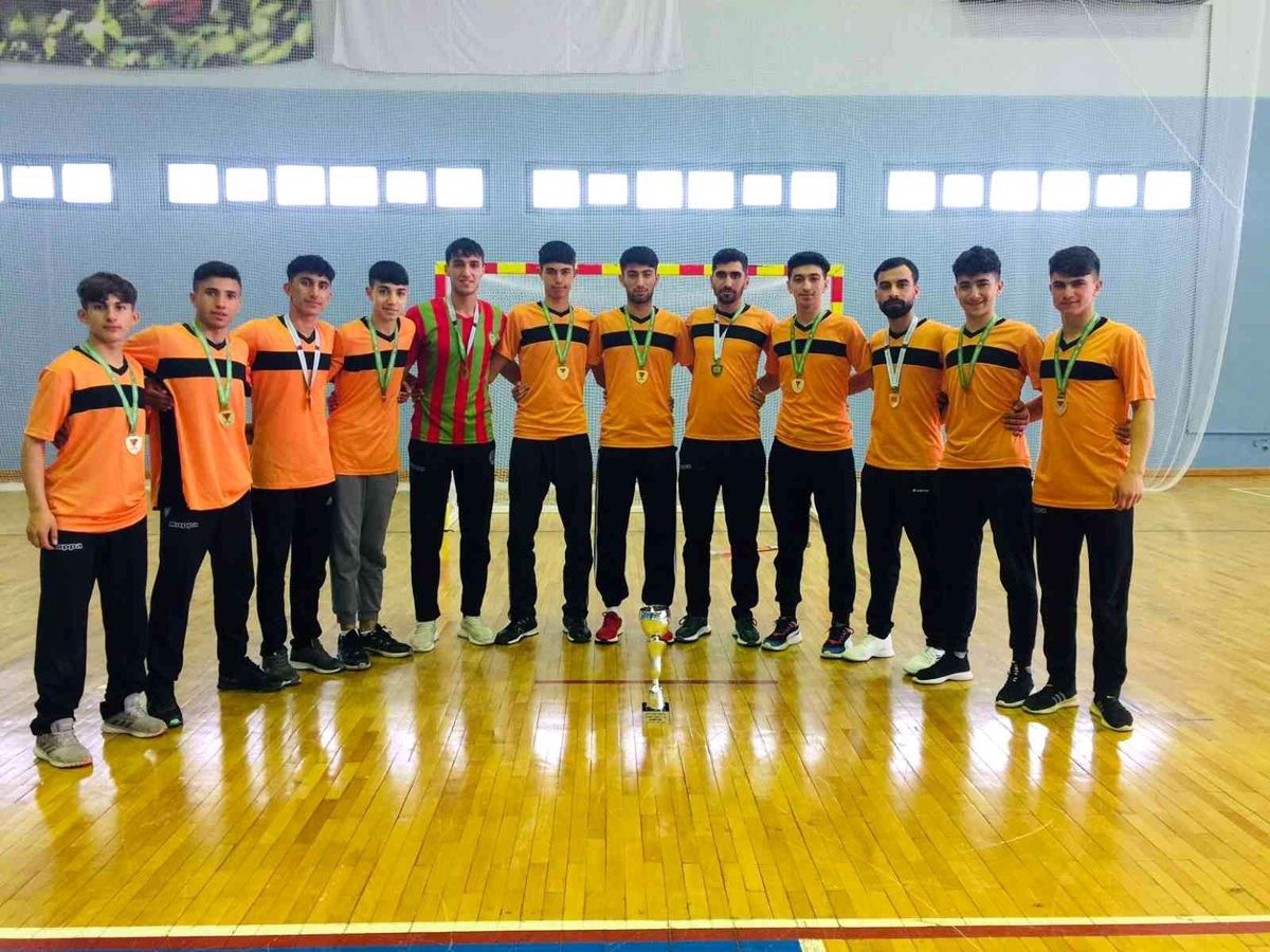 Hokey liginde şampiyon olan Diyarbakır Peyasspor\'un sporcuları eğitimde de öncü
