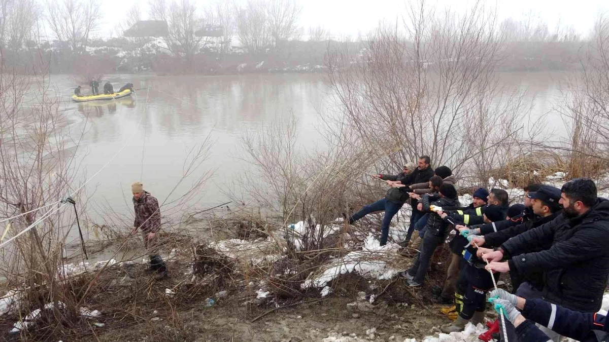 Karasu Nehri\'nde kaybolan Yağmur\'u arama çalışmaları devam ediyor