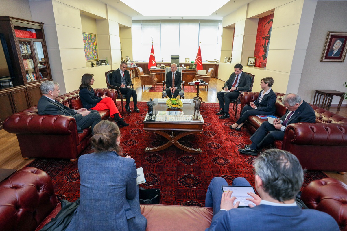 Çavuşoğlu, Almanya Federal Meclisi Başkan Yardımcısı ve SPD Milletvekili Aydan Özoğuz ile görüştü