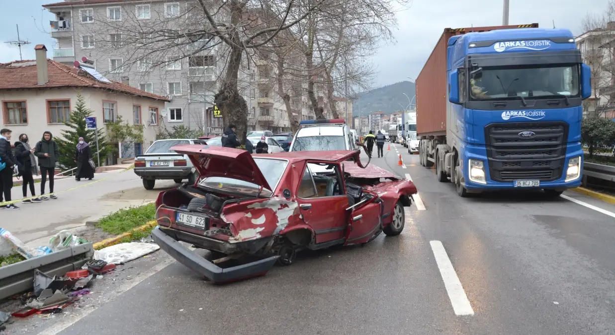 Kocaeli\'nde 3 aracın karıştığı kazada 2 kişi yaralandı