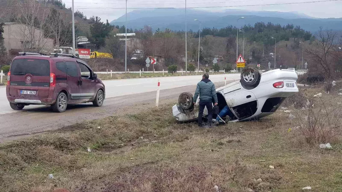 Köpeğe çarpmamak için yaptığı manevra sonrası takla attı