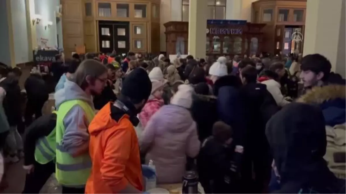 Lviv Tren İstasyonu'nda büyük yoğunluk yaşanıyor