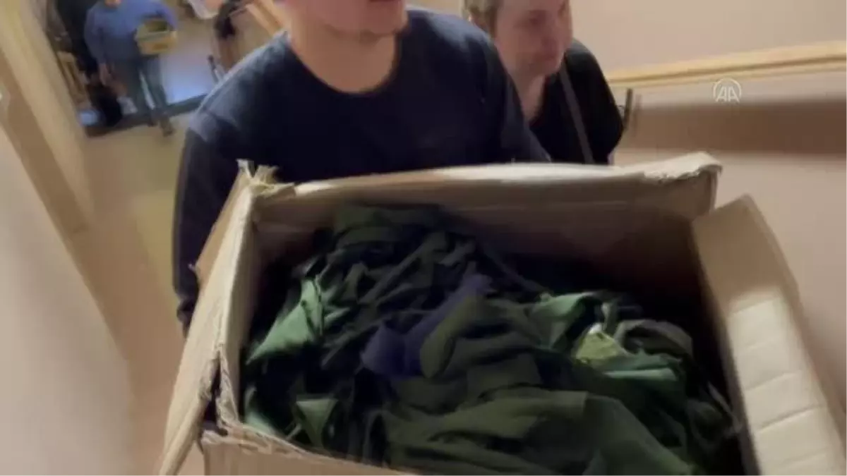 Lvivli gönüllüler kütüphanede kamuflaj hazırlayarak Ukrayna ordusuna destek oluyor