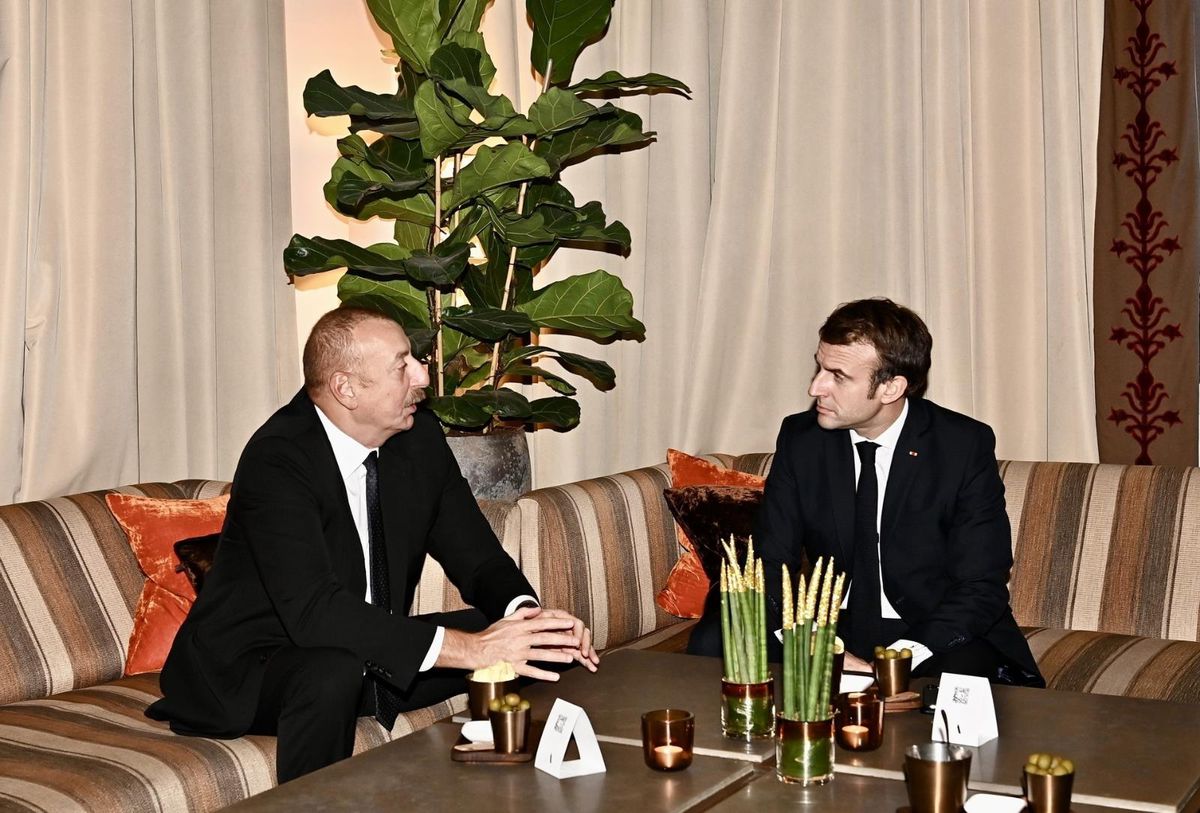 Macron ve Aliyev Ukrayna\'daki krizi görüştü