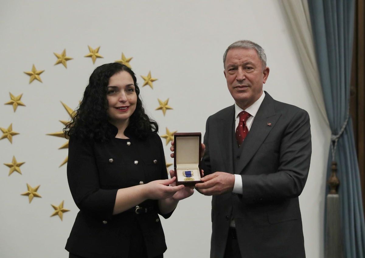 Son dakika haberi... Milli Savunma Bakanı Akar\'a Kosova Cumhurbaşkanlığı Askeri Madalyası tevcih edildi