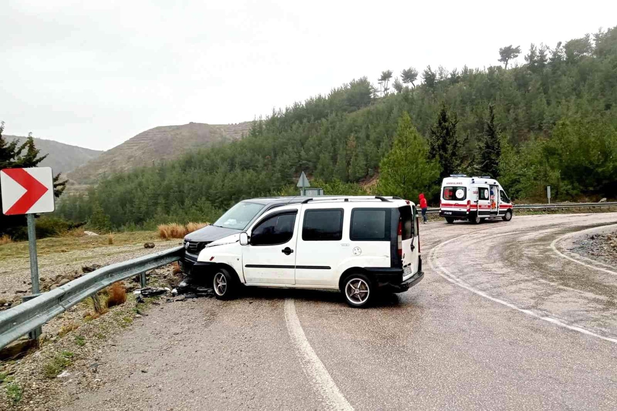 Osmaniye\'de iki araç kafa kafaya çarpıştı: 2 yaralı