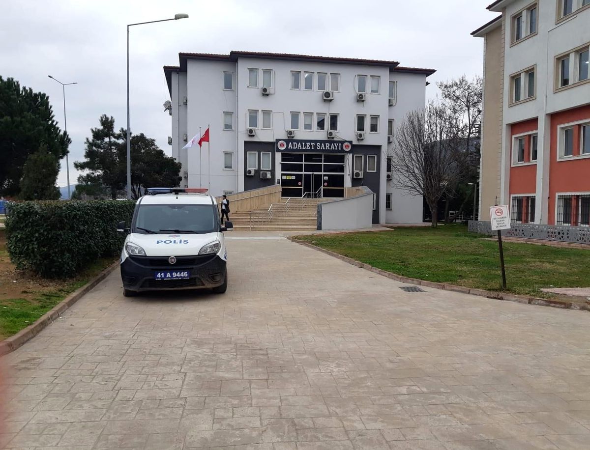 Son dakika haberi: Polis memuru, emanete bırakılan silahı boşaltmak isterken bacağından yaralandı