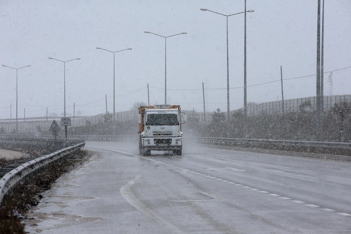 Samsun-Ankara kara yolunun Çorum kesiminde kar ulaşımı güçleştirdi