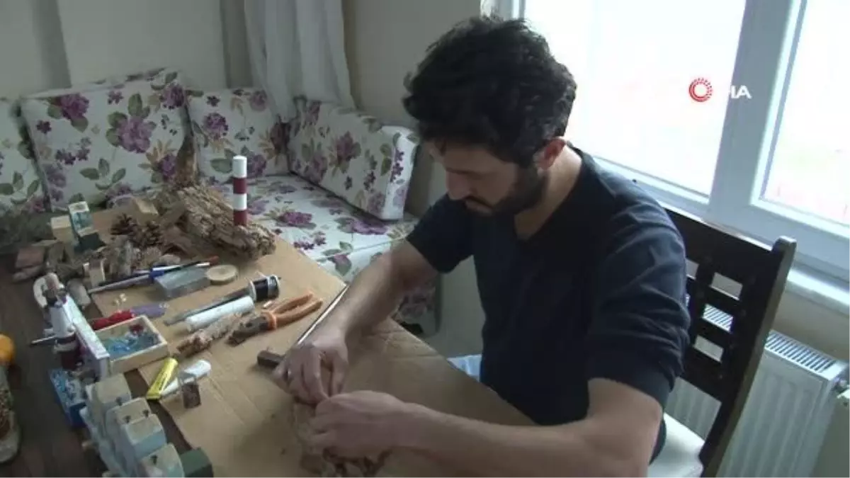 Sokaktan topladığı tahta parçalarını sanat eserine dönüştürüyor