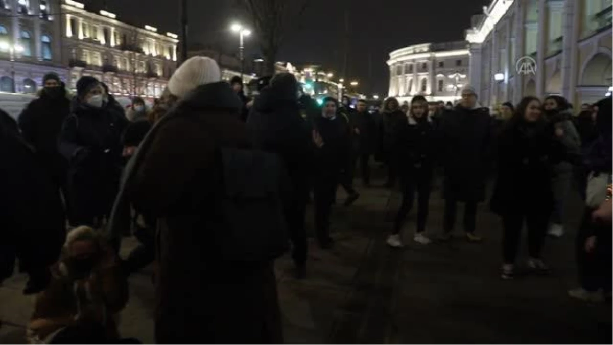 Son dakika! ST. PETERSBURG - Rusya\'da savaş karşıtı göstericiler gözaltına alındı