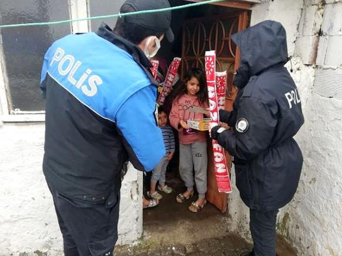 Toplum destekli polislerden çocuklara hediye