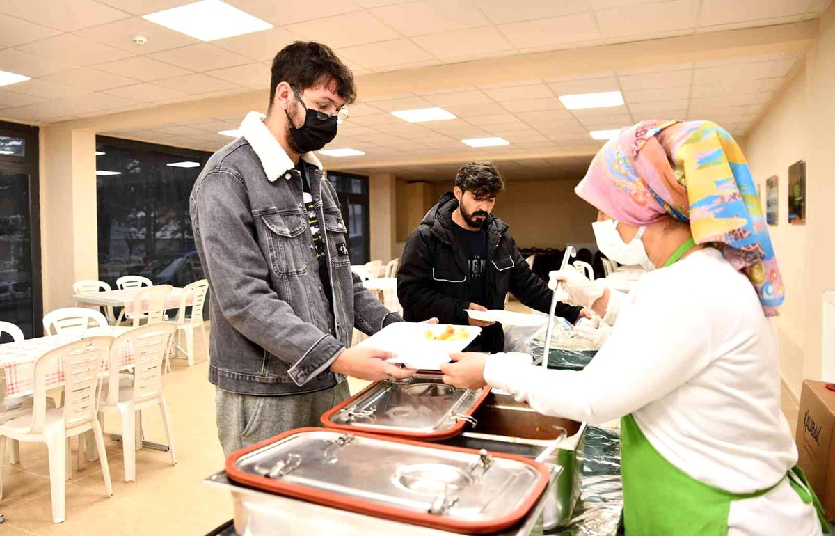 Üniversitelilere ücretsiz yemek hizmeti 3 noktada devam ediyor
