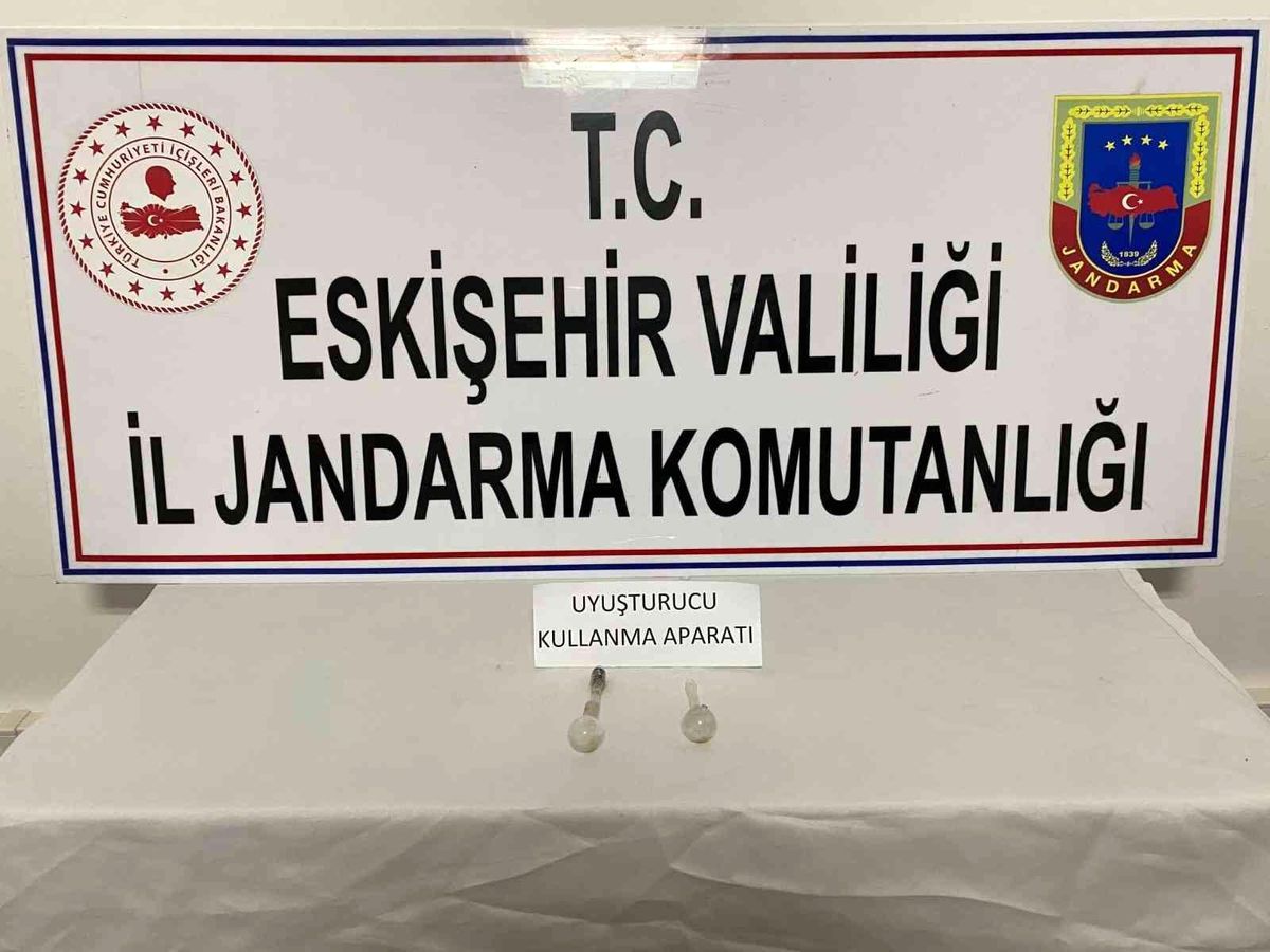 Uyuşturucu madde kullanma aparatlarını jandarmadan saklamaya çalıştılar
