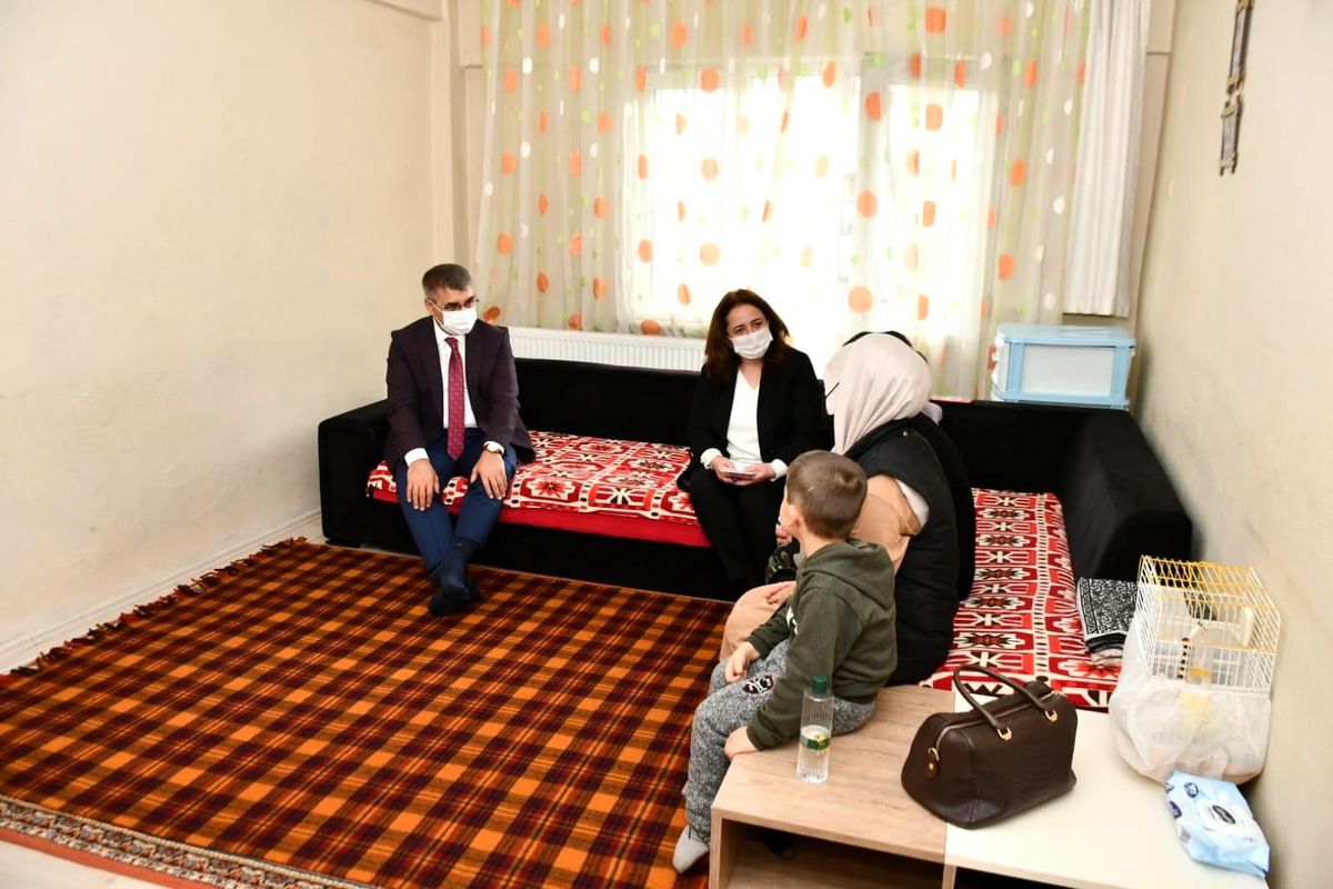 Vali Gürel, ailelerle buluşmaya devam ediyor