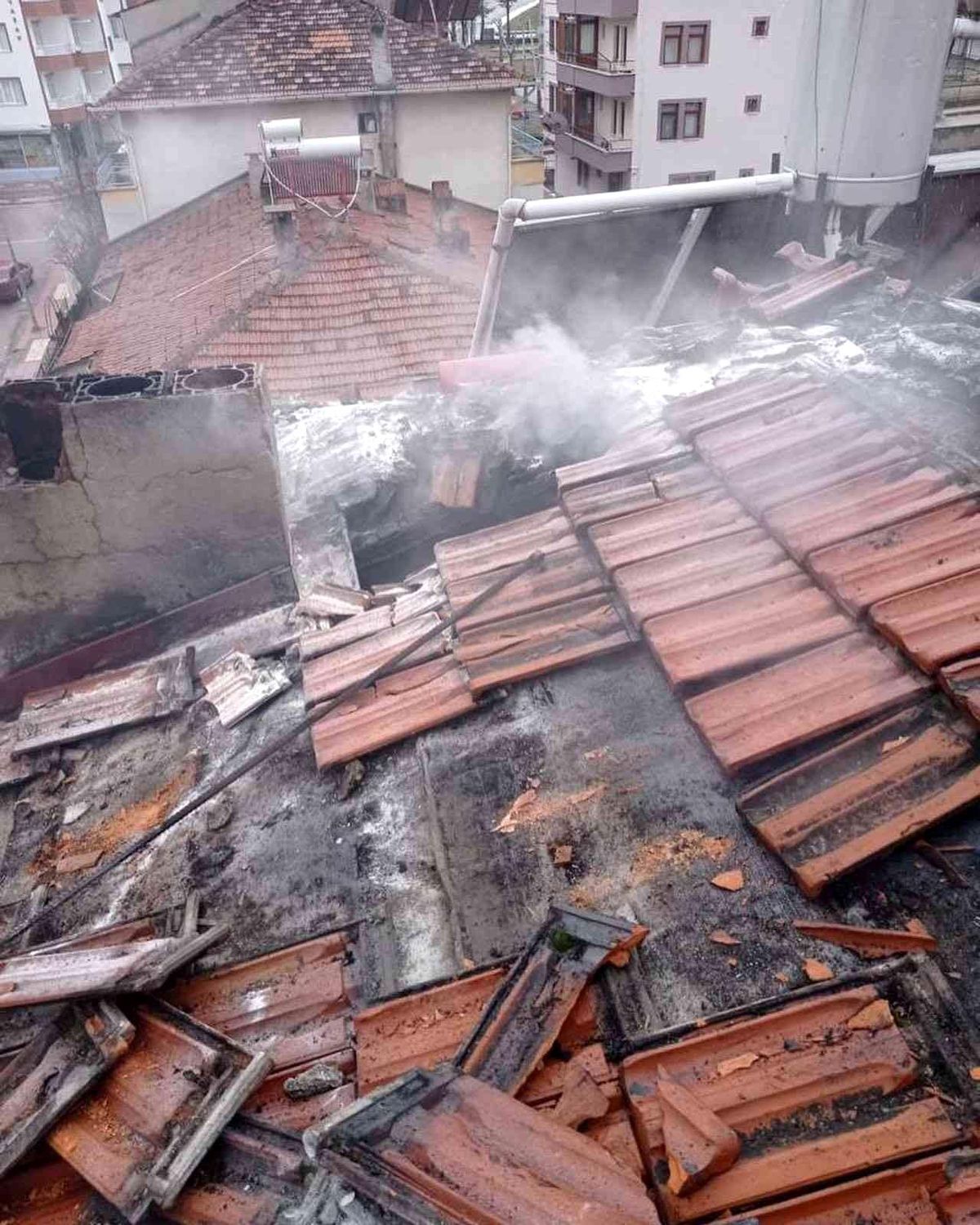 Son dakika haber! 4 katlı binada korkutan yangın