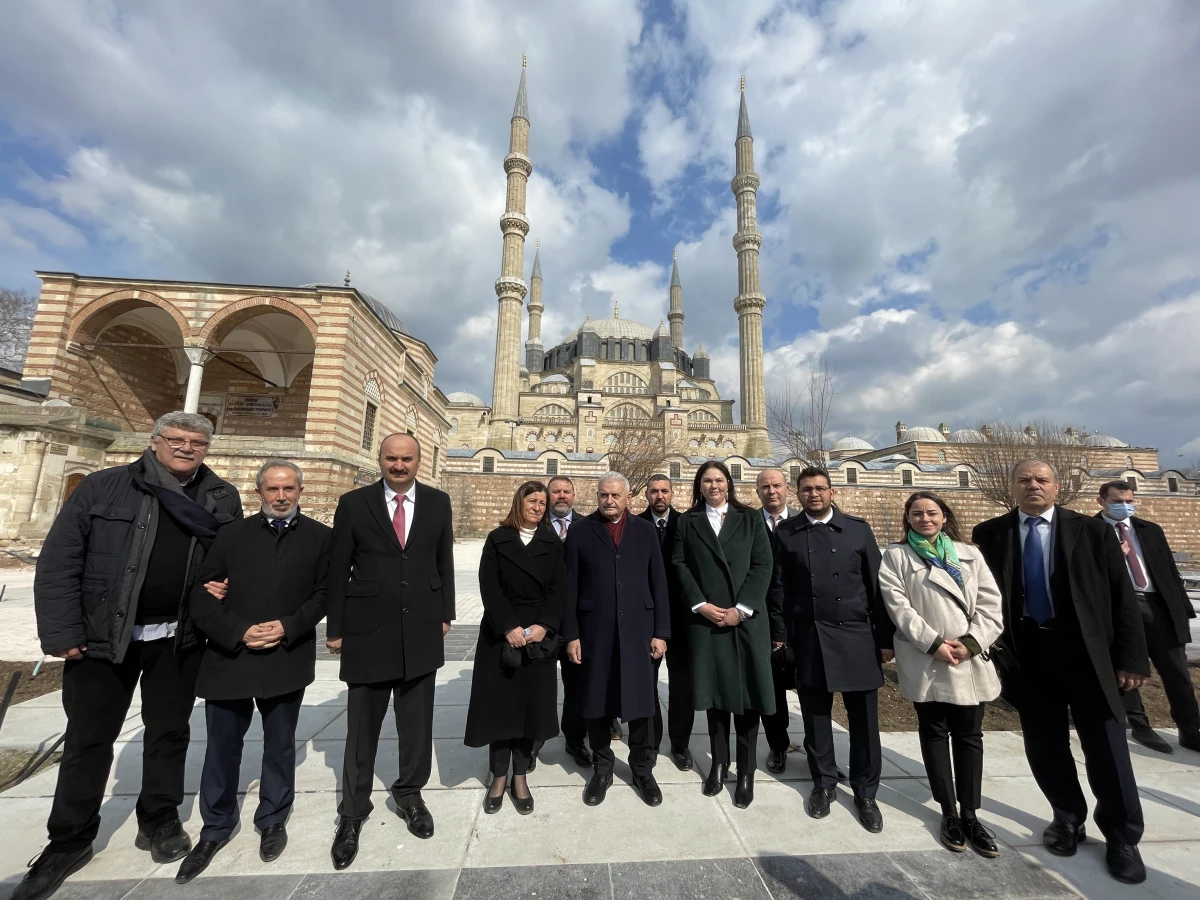 AK Parti Genel Başkanvekili Binali Yıldırım restorasyondaki Selimiye\'de incelemede bulundu