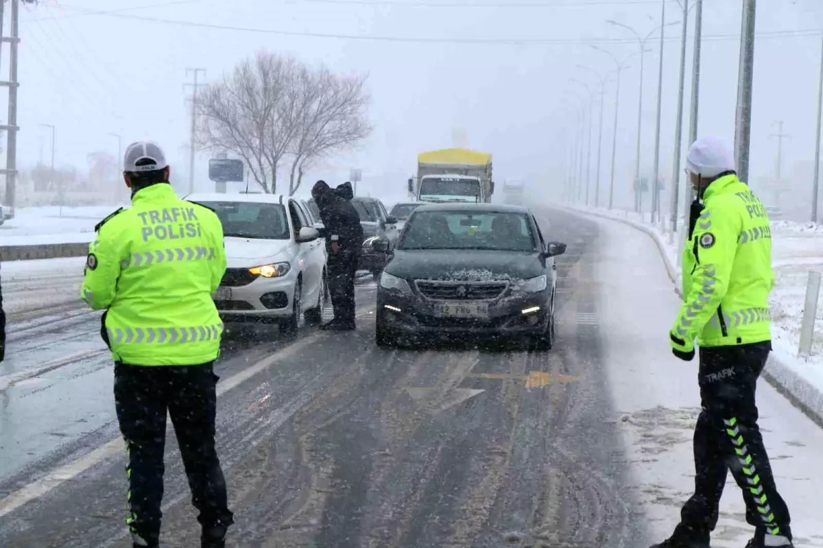 Aksaray - Konya yolu kar yağışı tipi ve buzlanma nedeniyle trafiğe kapatıldı