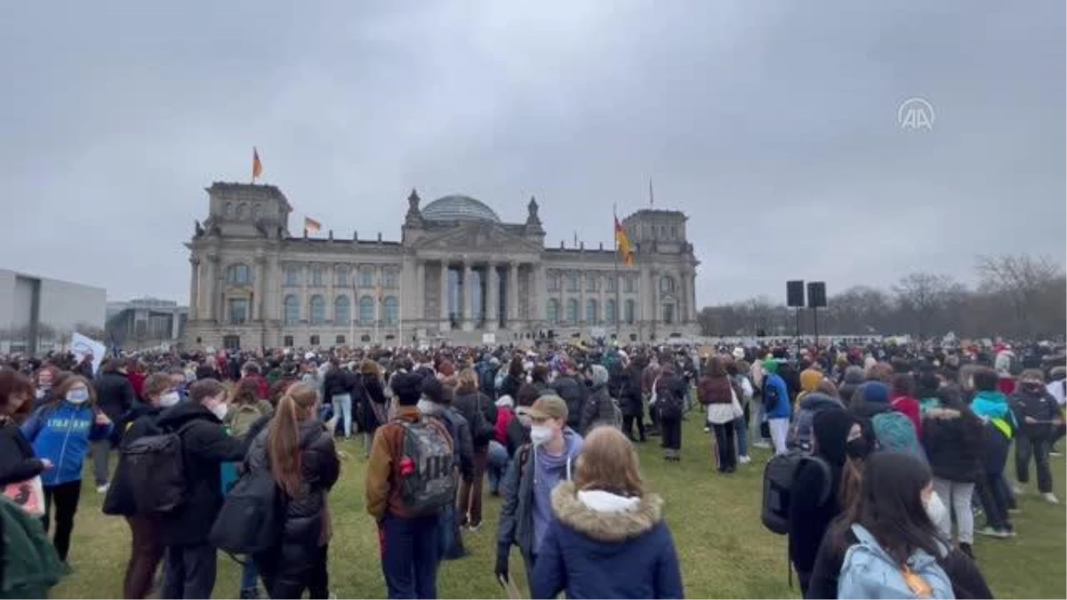 Almanya\'da öğrenciler savaş karşıtı gösteri yaptı