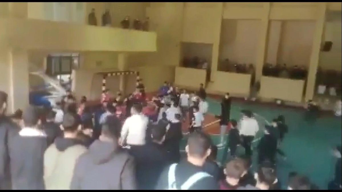 Antalya\'da liseler arası futsal maçında tekme tokatlı kavga
