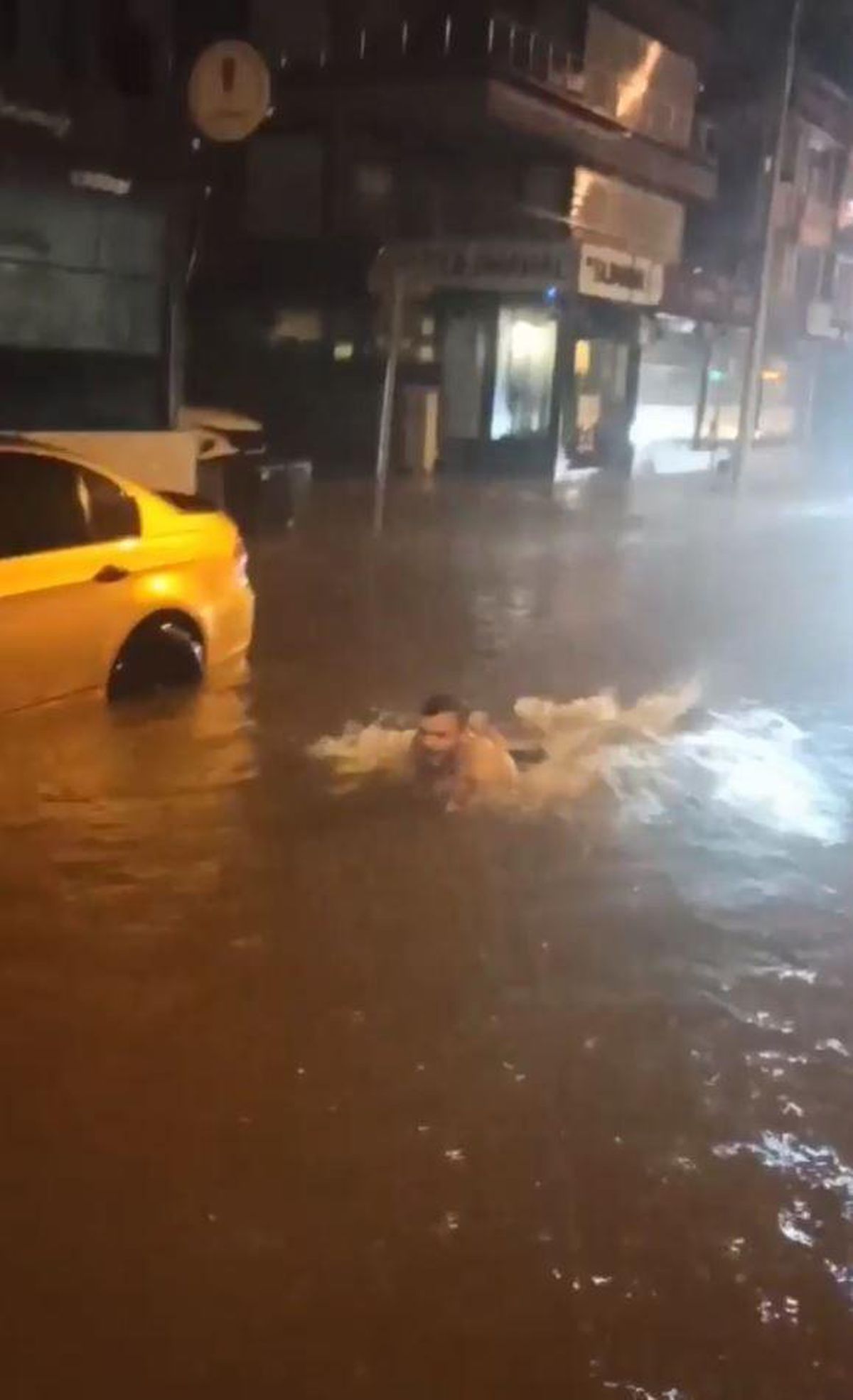 Antalya\'da yollar göle döndü, bir vatandaş araçlar arasında yüzdü