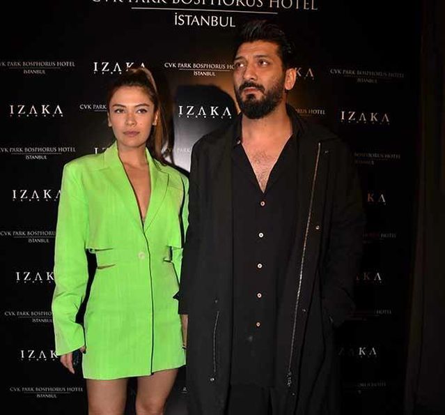 Aşkları Belgelendi! Mekana El Ele Geldiler