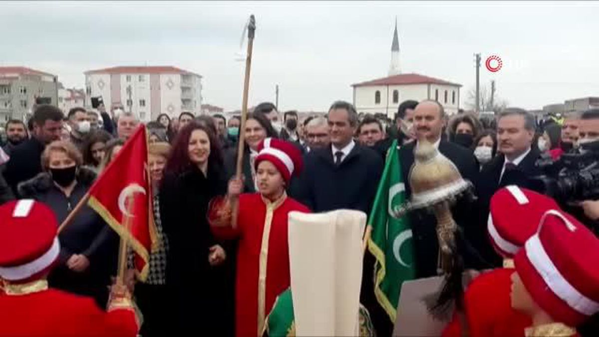 Bakan Özer\'den okullardaki Kovid-19 tedbirleriyle ilgili açıklama: Okullarda maske zorunluluğu kalktı
