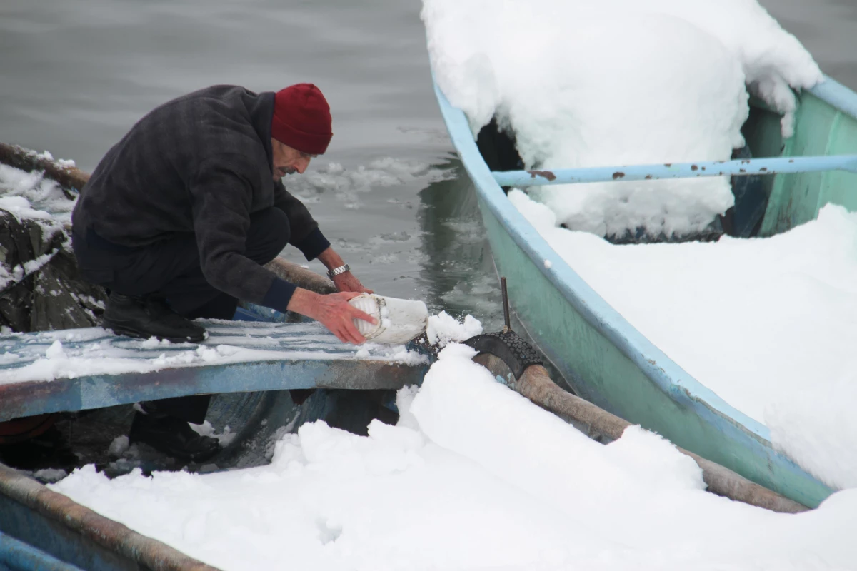 Son Dakika | Balıkçılar soğuk hava nedeniyle Beyşehir Gölü\'nde avlanmaya ara verdi