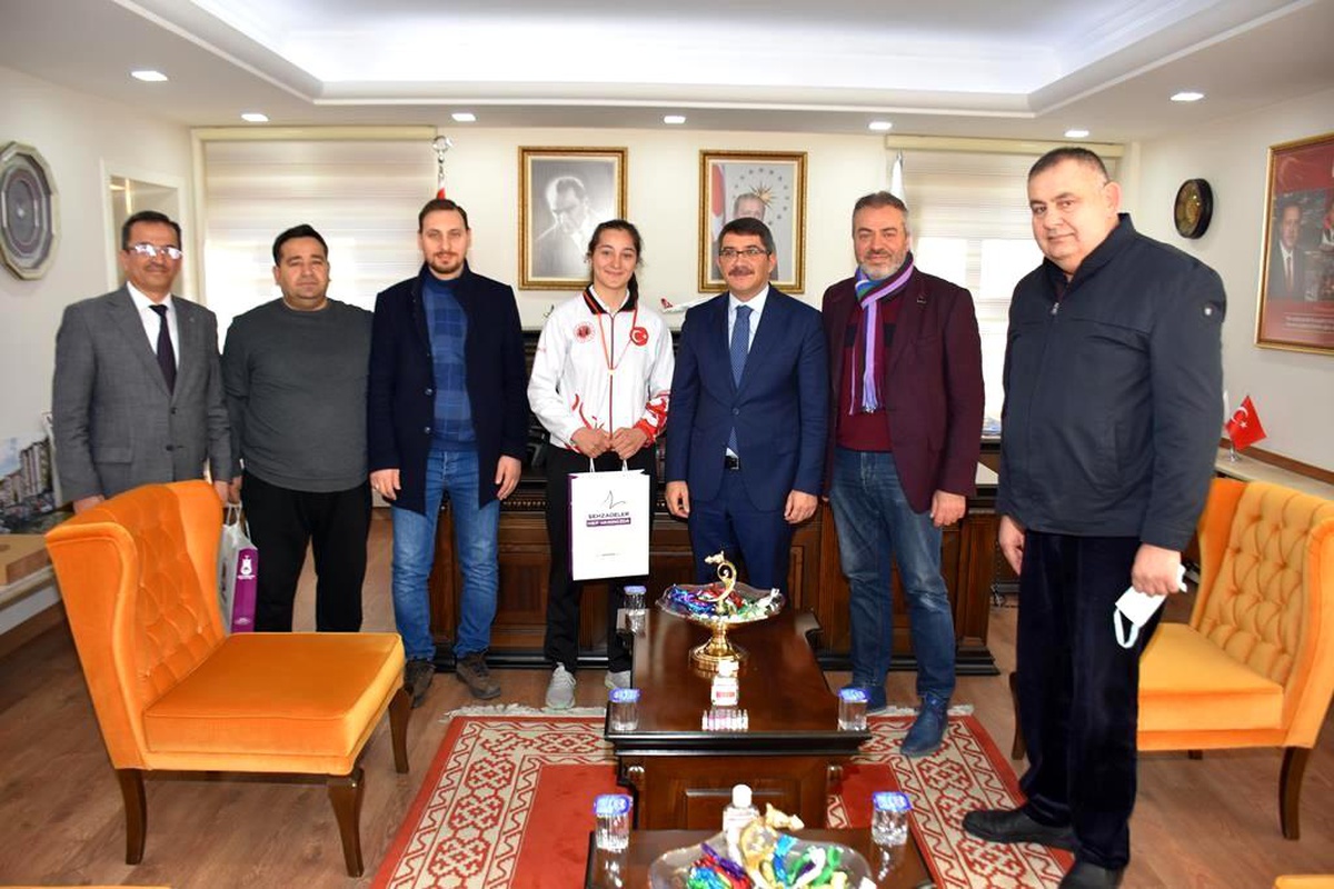 Başkan Çelik, şampiyon sporcuyu ödüllendirdi