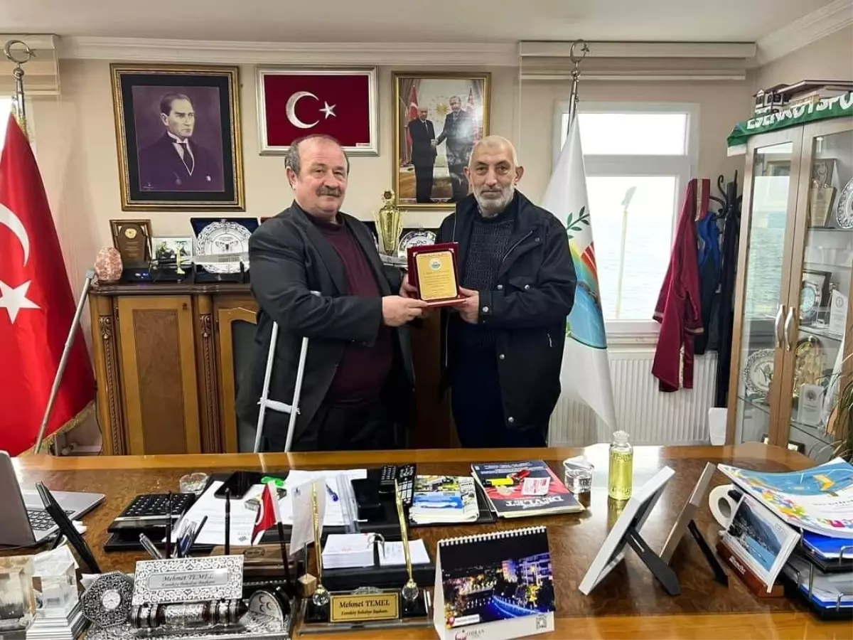 Başkan Temel\'den emekli personele plaket