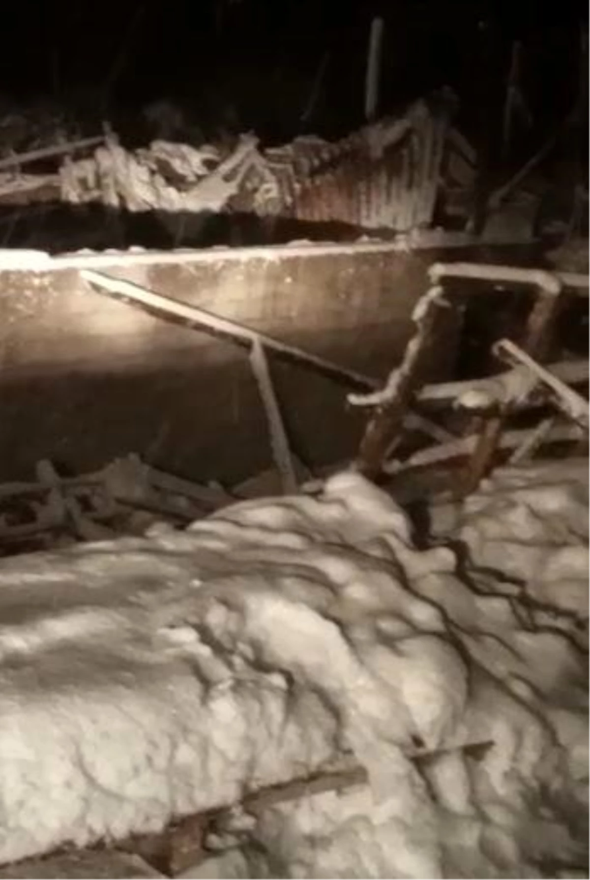 Burdur\'da karın ağırlığına dayanamayan ahırın çatısı çöktü