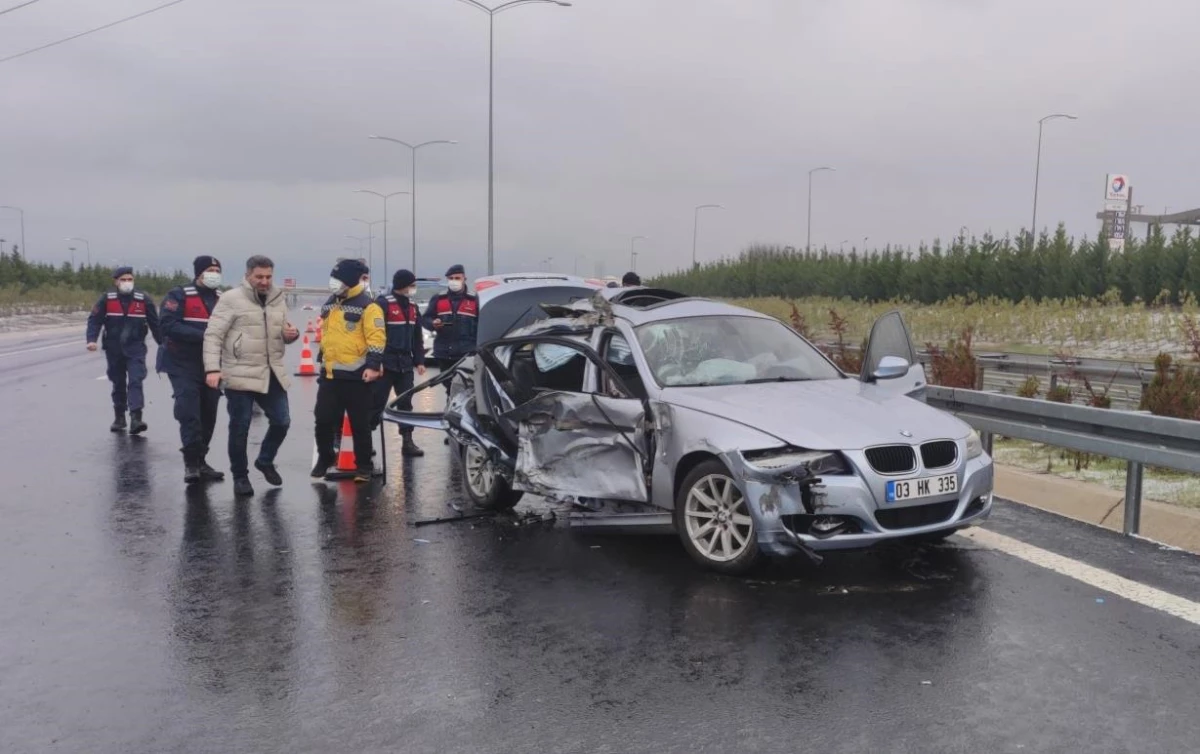 Bursa\'da kule vinç taşıyan tıra çarpan otomobildeki 1 kişi öldü, 3 kişi yaralandı