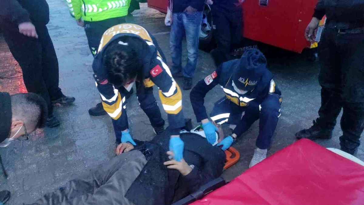 Bursa\'da otomobil kamyona arkadan çarptı, yaşlı adam ağır yaralandı