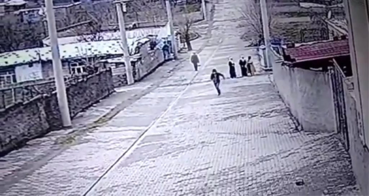 Diyarbakır\'da kadının boynundaki altın kolyeyi çalan hırsızlar yakalandı
