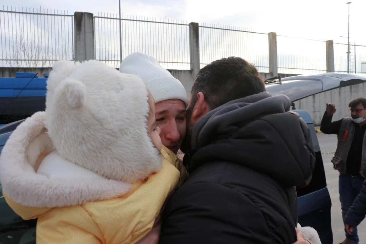 Son dakika haber | Edirneli baba, Ukrayna\'daki savaştan kurtulan kızı ve eşine gözyaşlarıyla kavuştu