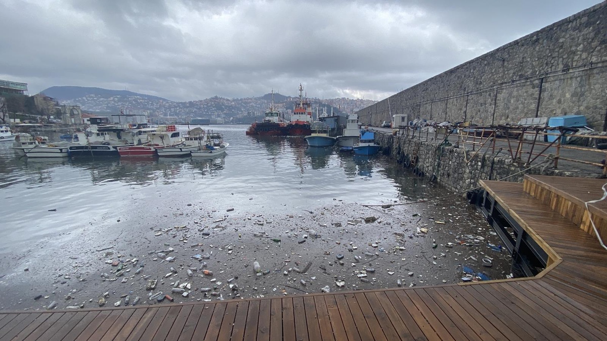 Görenler şaşkına döndü, plastik atıklar denizin üzerini kapladı