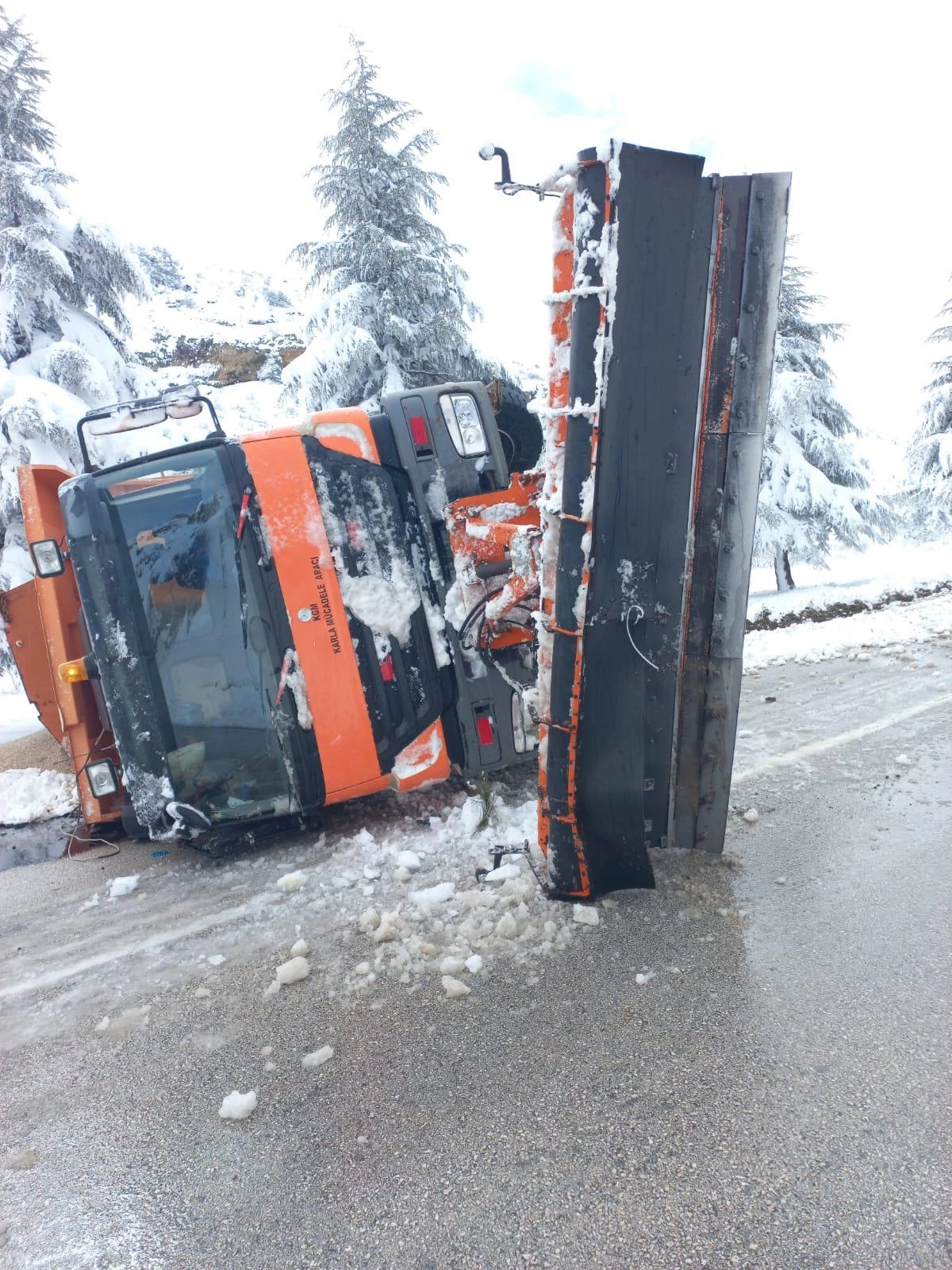 Isparta\'da devrilen kar küreme aracındaki 2 kişi yaralandı