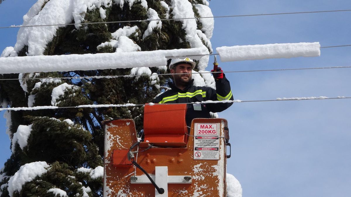 Isparta\'da elektrik kesintilerinin giderilmesi için çalışmalar sürüyor