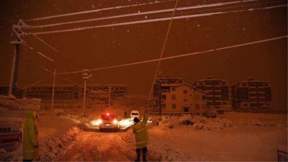 Isparta\'da kabus geri dönüyor: Kar geldi, elektrikler gitti! Muhtar, mahalleliyi tellere kar topu atmaya çağırdı