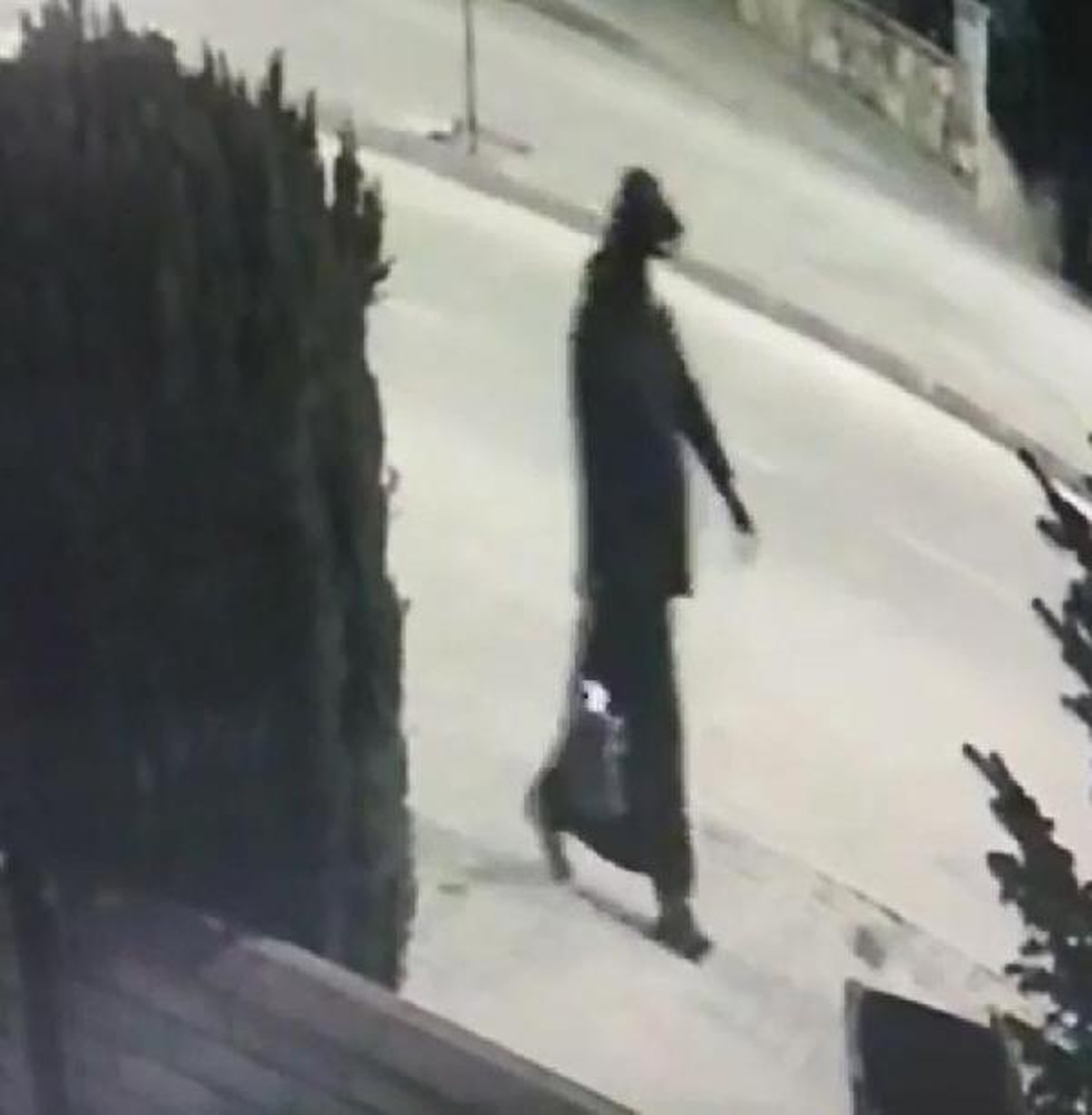 Kadın kılığına girip, eşinin otomobilini yakan kişi serbest bırakıldı
