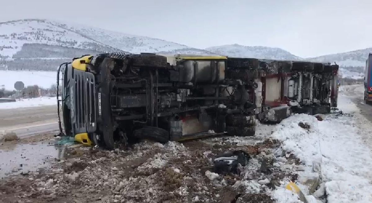 Kar yağışının etkili olduğu Afyonkarahisar\'da kaza nedeniyle ulaşım aksıyor