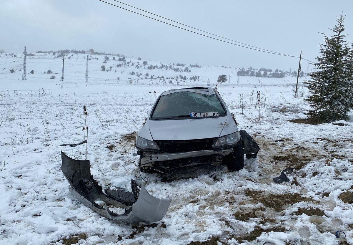 Karabük\'te devrilen otomobildeki uzman çavuş ile eşi ve oğlu yaralandı