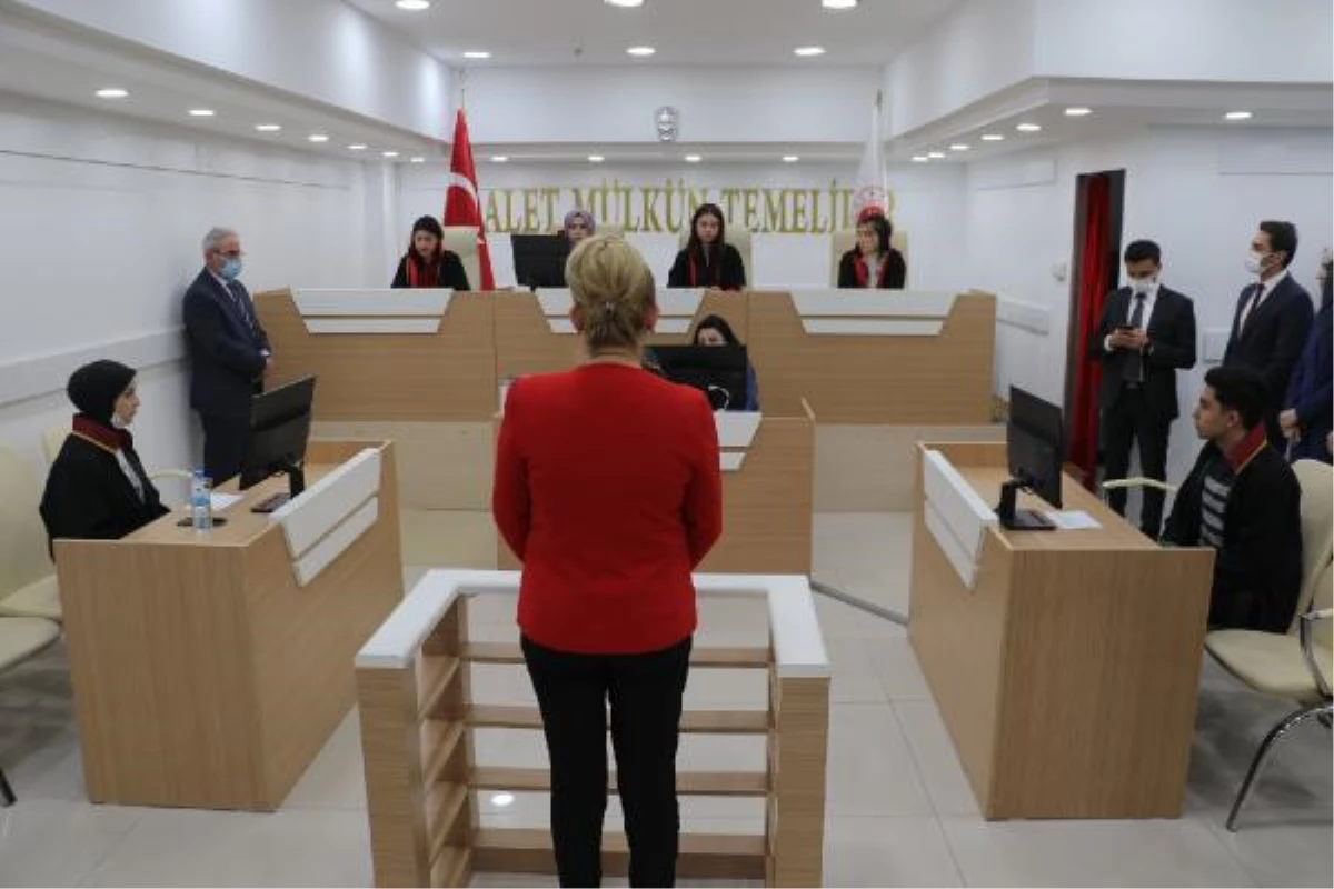 Kariyer fuarına kurulan mahkeme salonunda duruşma deneyimi