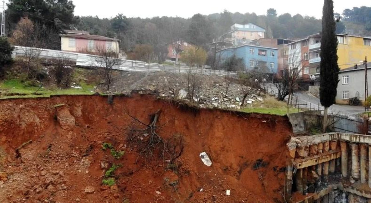 Kartal\'da şiddetli yağış inşaatta toprak kaymasına neden oldu