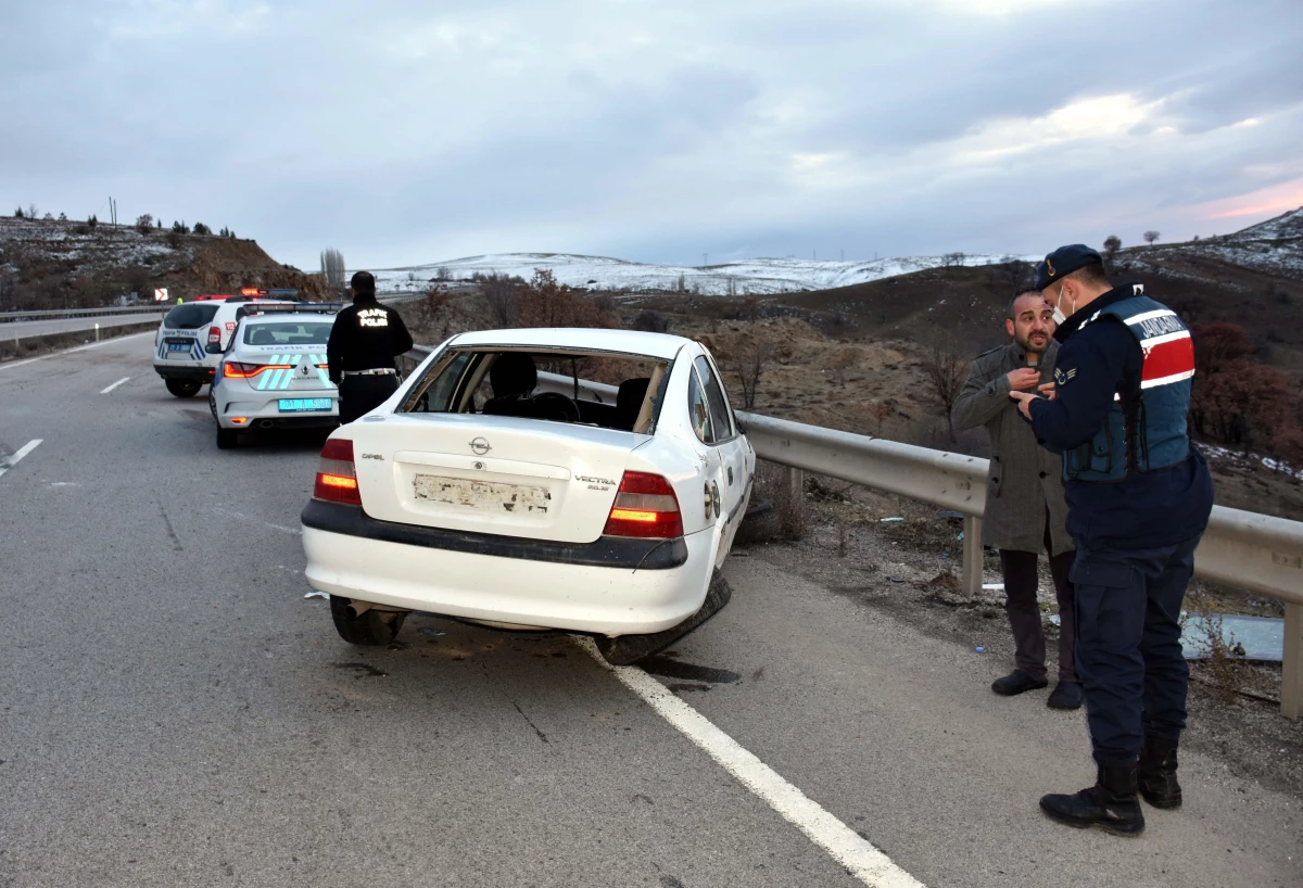 Kırıkkale\'de bariyerlere çarpan otomobildeki karı koca yaralandı